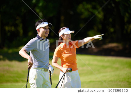 一對40多歲的夫婦正在打高爾夫球 107899330
