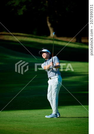 Male golfer in his 40s 107899331