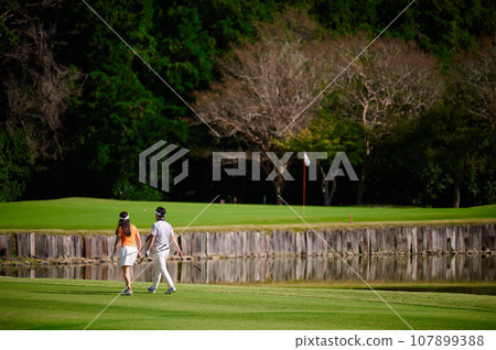 一對40多歲的夫婦正在打高爾夫球 107899388