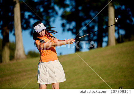 A woman in her 40s enjoying golf 107899394