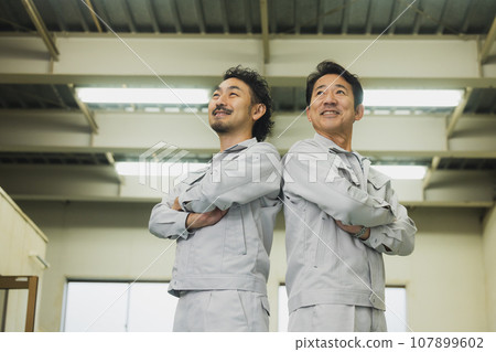 Workers to do guts pose Workers to do guts pose 107899602