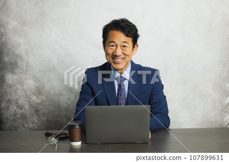 商人，中年男子，使用電腦 107899631