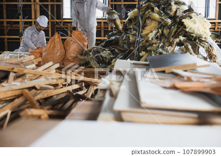 工人們在拆除現場工作 107899903