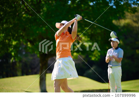 A couple in their 40s enjoying golf 107899996