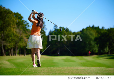 A woman in her 40s enjoying golf 107900038