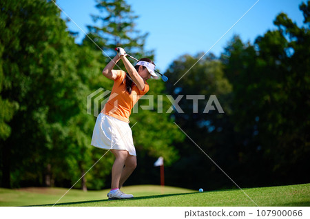 一位 40 多歲的女性正在打高爾夫球 107900066