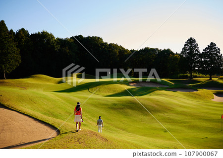 一對40多歲的夫婦正在打高爾夫球 107900067