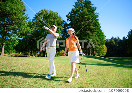A couple in their 40s enjoying golf 107900098