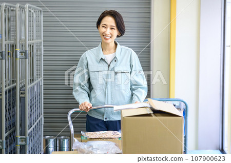 女工在倉庫盤點工作服 107900623