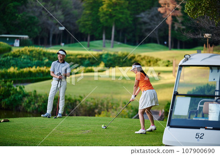 一對40多歲的夫婦正在打高爾夫球 107900690