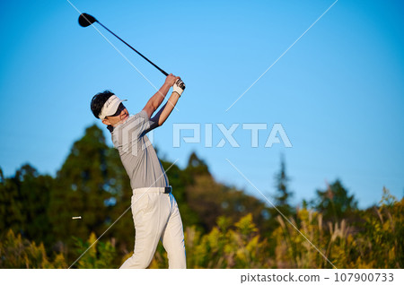 A man in his 40s enjoying golf 107900733