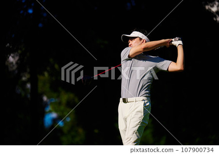 A man in his 40s enjoying golf 107900734