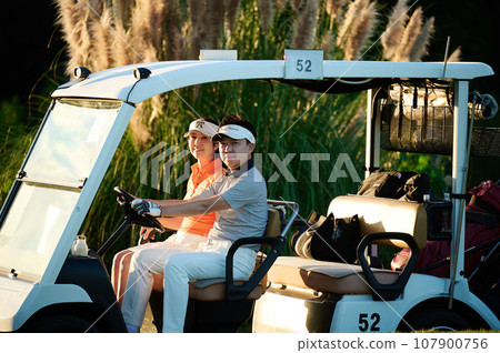 A couple in their 40s enjoying golf 107900756