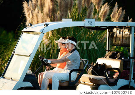 A couple in their 40s enjoying golf 107900758