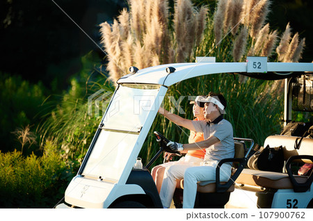 A couple in their 40s enjoying golf 107900762