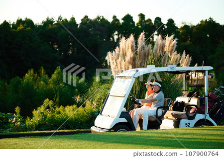 A couple in their 40s enjoying golf 107900764