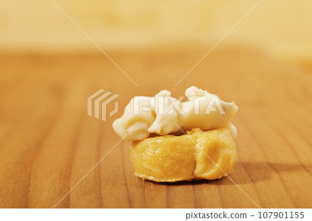 Tarallo snack with gorgonzola cheese 107901155