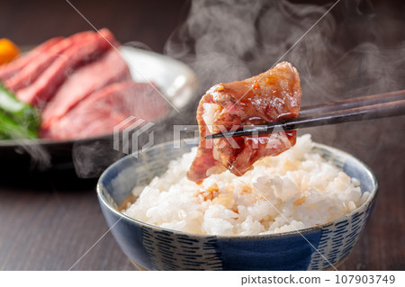一起吃熱騰騰的米飯和烤肉的場景 107903749