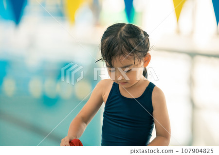Swimming school class for 4 year olds 107904825