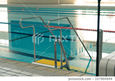 泳池入口樓梯 107904844