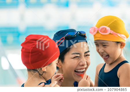 孩子們游泳 107904865