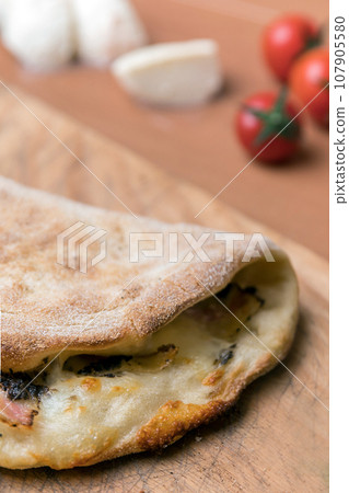 Closed pizza 107905580