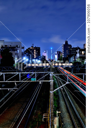 池袋 - 從堀之內大橋看到的通往晴空塔的鐵路燈跡 池袋 - 從堀之內大橋看到的通往晴空塔的鐵路燈跡 107906056