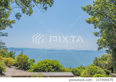 岡山縣親王在晴朗的天空下登上山,眺望瀨戶內海和四國的山脈 岡山縣親王在晴朗的天空下登上山,眺望瀨戶內海和四國的山脈 107906876