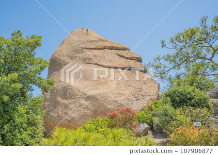 岡山縣親王在晴朗的天空下登上山,眺望Niconico岩,眺望瀨戶內海和四國的山脈 岡山縣親王在晴朗的天空下登上山,眺望Niconico岩,眺望瀨戶內海和四國的山脈 107906877