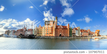 Panorama of Old Town and Motlawa in Gdansk, Poland 107907011