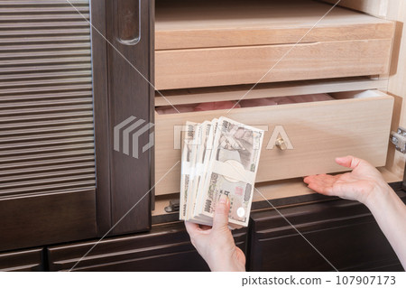 [一位家庭主婦在日式梳妝台裡藏了一疊錢] 107907173