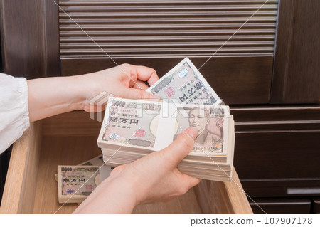 [在衣櫃抽屜裡藏一疊錢的家庭主婦] 107907178