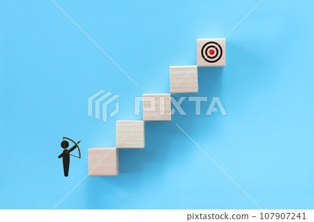 Pictogram aiming at the target at the top of the stairs 1 107907241