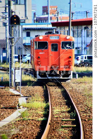 Wearing the colors of the metropolitan area, we roam the northern land... Hakodate Main Line [Hakodate Station] Kiha 40 series 107907261