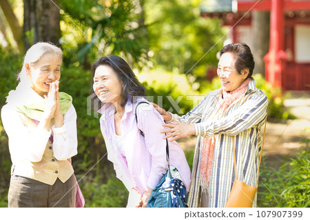 Senior women who enjoy sightseeing Senior women who enjoy sightseeing 107907399