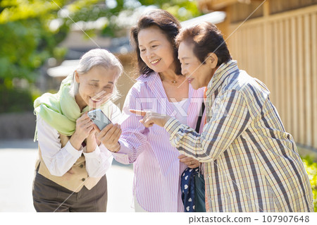 Senior women who enjoy sightseeing 107907648