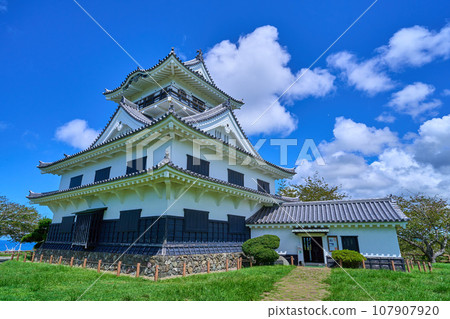 從南側眺望千葉縣立山市立山城山公園的立山城（模擬塔） 107907920