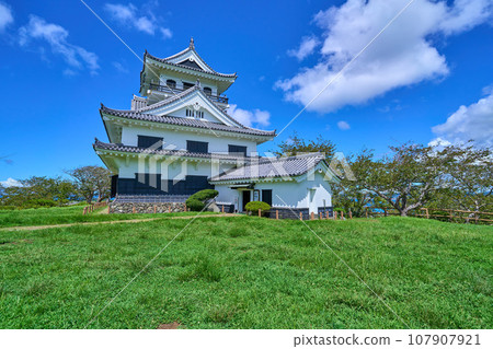 從東南側眺望千葉縣立山市立山城山公園的立山城(模擬塔) 從東南側眺望千葉縣立山市立山城山公園的立山城(模擬塔) 107907921
