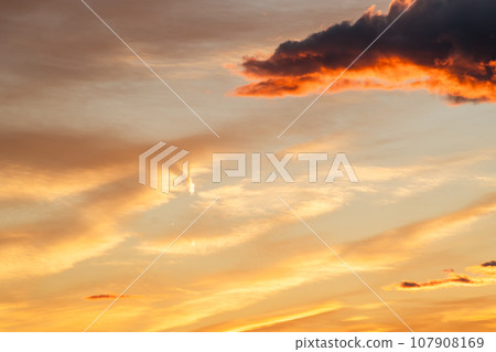 秋天黃昏西邊的天空和雲彩a-2-3淺色 107908169