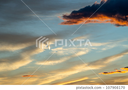 秋天黃昏時的西方天空和雲彩 a-3-1 冷色 107908170