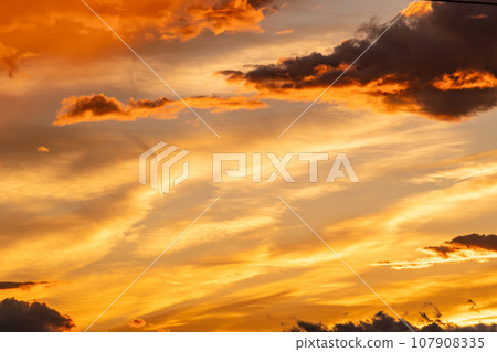 秋天黃昏時的西方天空和雲 b-1-1 暖色 107908335