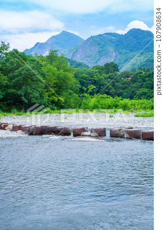 荒川和武甲山,秩父市荒川綜合運動公園附近的風景 荒川和武甲山,秩父市荒川綜合運動公園附近的風景 107908634