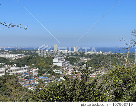 從神奈川縣橫須賀市衣笠山眺望橫須賀町 從神奈川縣橫須賀市衣笠山眺望橫須賀町 107908719