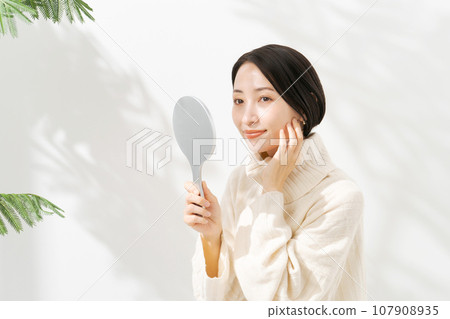 觀看手鏡的婦女 107908935