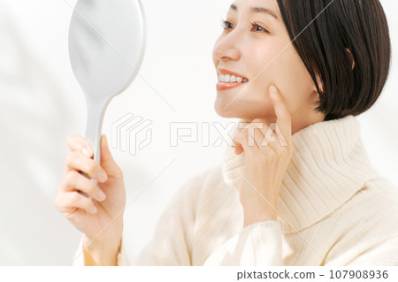 觀看手鏡的婦女 觀看手鏡的婦女 107908936