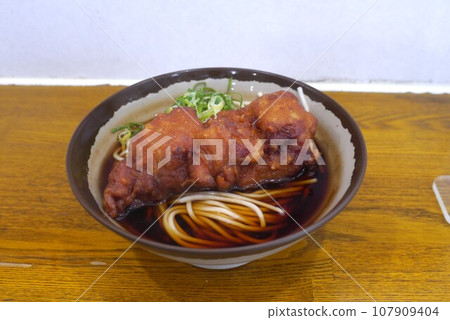 彌生軒是一家位於我孫子站附近的站立式蕎麥麵餐廳，以其炸雞麵而聞名，也是藝術家山下清 (Kiyoshi Yamashita) 工作的地方。 。 107909404