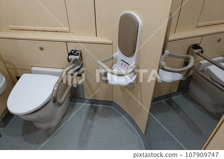 Toilet Toilet 107909747