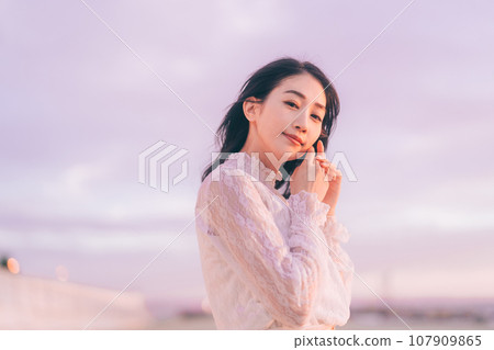 Beauty image of a woman bathed in the sunset Beauty image of a woman bathed in the sunset 107909865