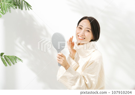觀看手鏡的婦女 107910204