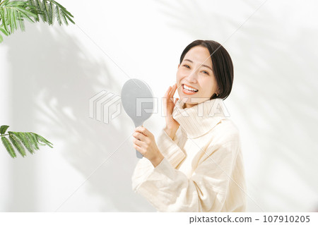 觀看手鏡的婦女 107910205